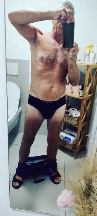 Single, very well endowed..... in Switzerland - Men seeking women